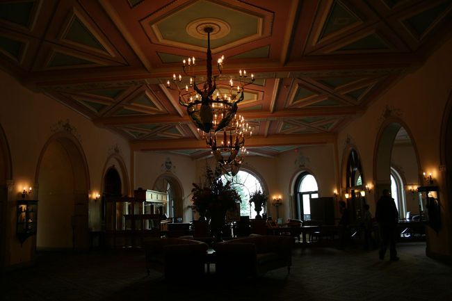 カフェの前<br /><br />昼間はハープの演奏もしてて<br />人が多いですが<br />早朝、ガランとしてます。