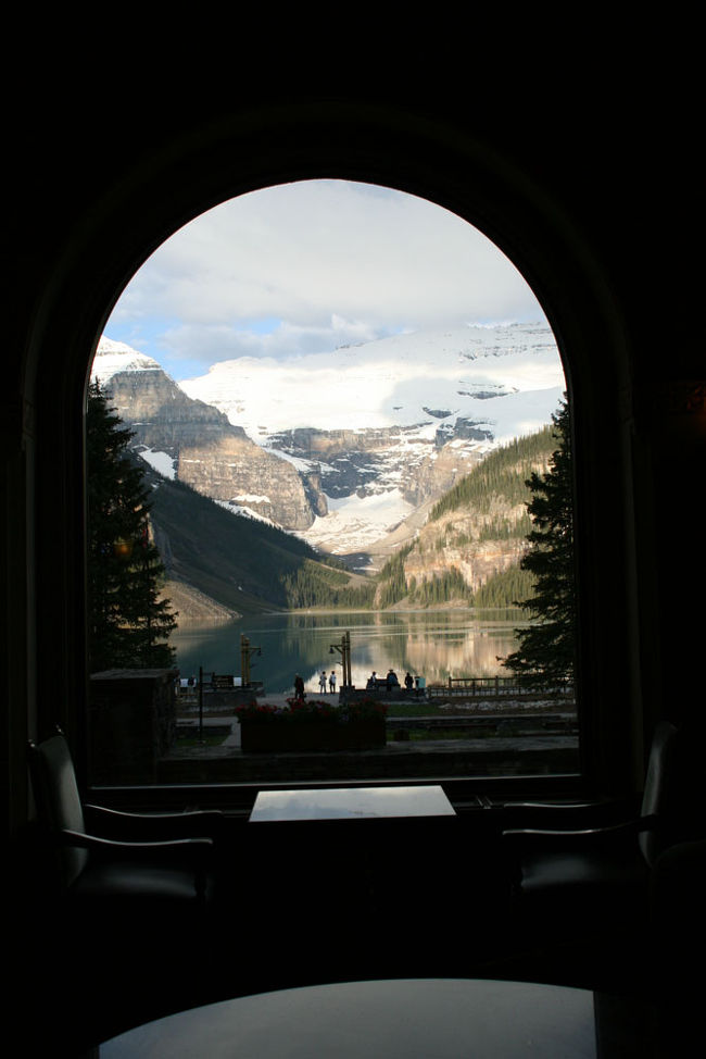 カフェの窓から<br /><br />ビクトリア氷河