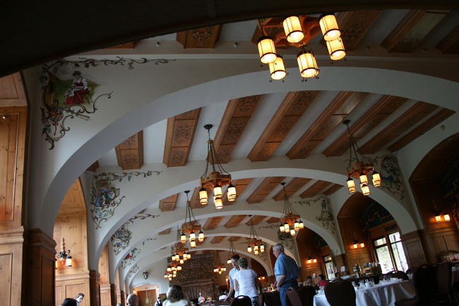 朝食を食べるレストラン<br /><br />天井も可愛いです。