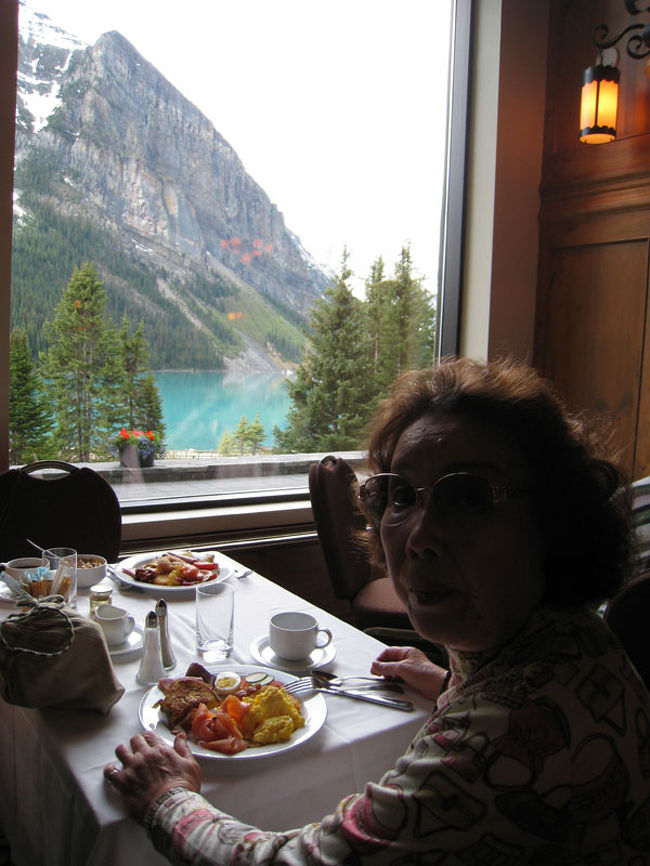 朝食も湖を見ながらします<br />とても贅沢☆