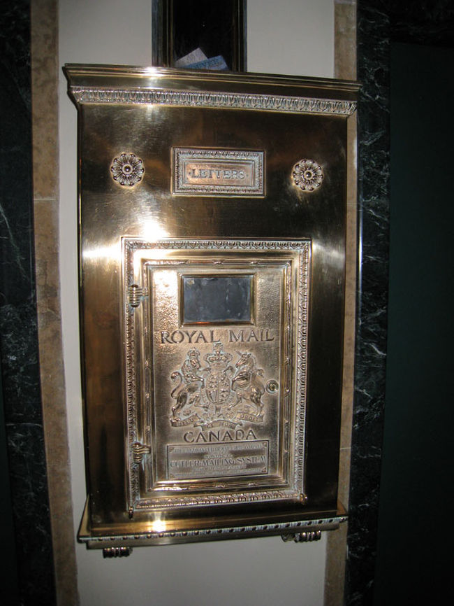 何箇所かにポストが配置されてます。<br />インテリアに溶け込んでてわからなかった。