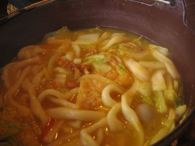 初ほうとう♪<br />太いうどん？？<br />鉄鍋だから熱い！！<br />量が多い〜。<br />けどおいしく頂きました<br />うどんだと思って食べちゃだめですね<br />別物です。