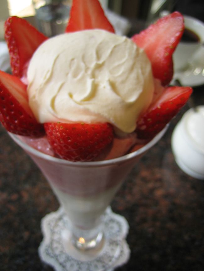 わたしはストロベリーパフェ<br />だんなはコーヒー<br /><br />パフェ、見た目も可愛い♪