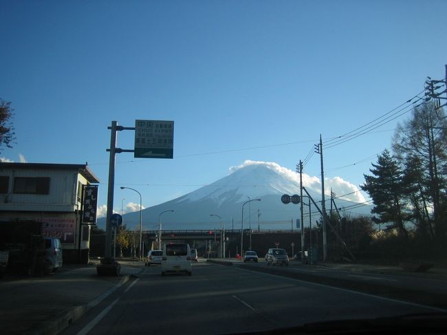 富士山、さよなら〜！<br /><br />渋滞もせず、人も少なく、<br />良いドライブでした<br /><br />紅葉はあまり見れなかったけど<br />季節を少しずらしたからかな。<br />季節外れの観光地は人が少ないから好きです。