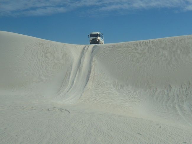 この砂丘を、4WDのパワーをフルに生かして、バスは縦横無尽に走り回ります。<br /><br />こんな落差のあるところも・・・、