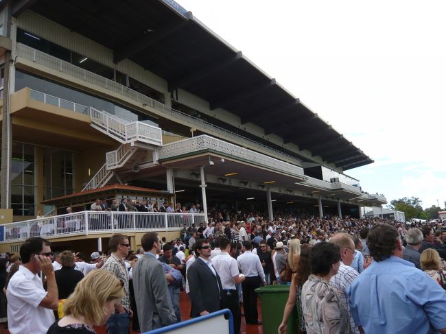 午後はパースに戻り、アスコット競馬場へ。<br />この日は、GIレースが開催されるとあって、たくさんの人で賑わっていました。