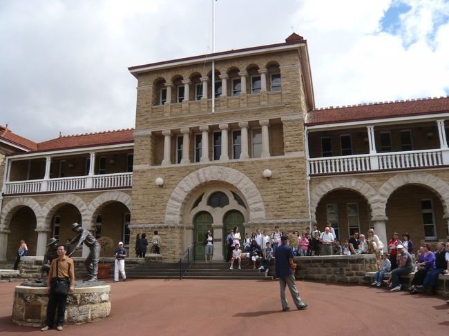 2008/11/23 Sun.<br />パース滞在最終日。<br /><br />朝、ホテルのチェックアウトを済ませ、パース造幣局へ。<br />ガイドツアーに参加。<br />6kgの金の延べ棒を鋳造するデモンストレーションも見ることができます。