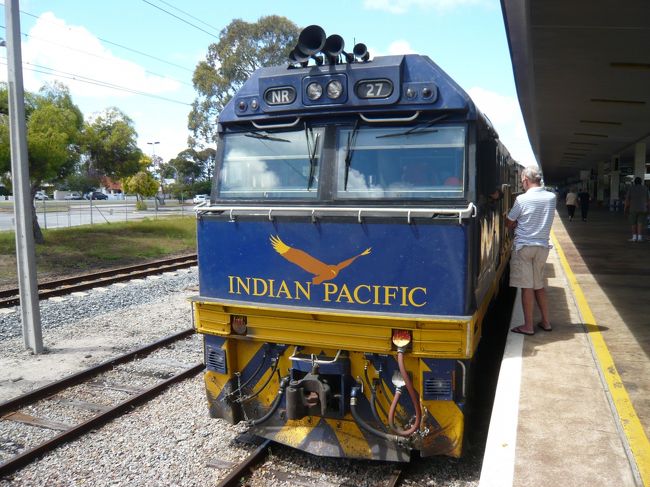 パースを離れる前に見ておきたかったもの。<br /><br />イーストパース駅に停車中の「インディアン・パシフィック号」です。<br /><br />その名の通り、インド洋と太平洋を結ぶ列車。シドニーまで3泊4日で、週2本運行しています。<br /><br />いつかはこういう優雅な旅も良いかもしれませんね。