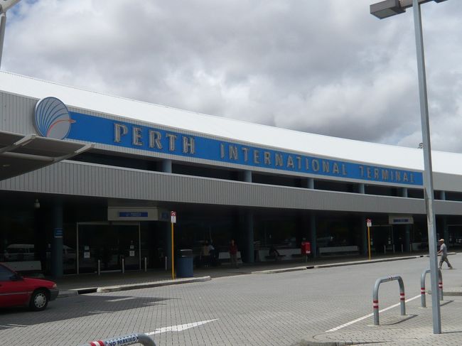 一旦ホテルへ戻り、預けたスーツケースを引き取り空港へ。（タクシー利用）<br /><br />ついに、パースを離れる時がやってきました。<br /><br />楽しかったなぁ〜、パース。<br />円高の恩恵もありお得感も。