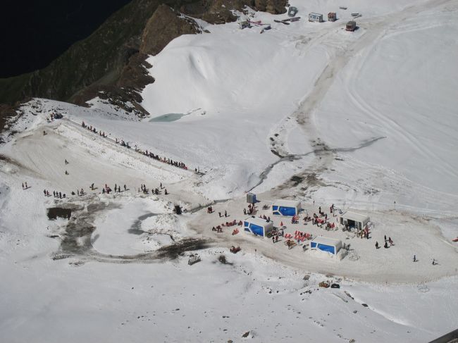 カプルンの街を過ぎ、キッツシュタインホルン(3029ｍ）へのロープウェイに乗る。一気に頂上駅まで上がったので少々酸素不足か？思考回路が働かない。ここでは真夏の今もスキーが出来る。晴れてはいるものの雲が多く回りの3000ｍ級の山々の頂上までは見えなくて残念でした。