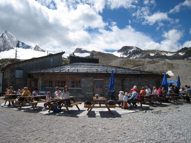 2452ｍのアルピンセンターに降り、気分も回復。素晴らしい景色を眺めながらのランチ。