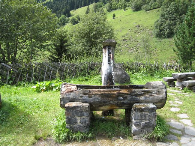 いよいよホーエタウエルン国立公園、グロースグロックナー高原アルペン街道に入りました。休憩所にはこんな素敵な水飲み場が！