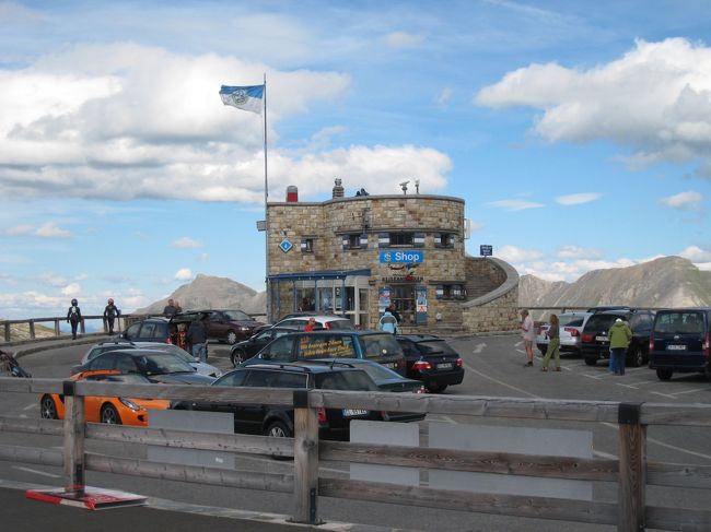 晴れていたなら、この山岳道路の最高地点であるエーデルワイスシュピッツエ(2571ｍ）からグロースグロックナー山(3798ｍ）が見えるはずだったのですが、あいにく雲がかかっていました。