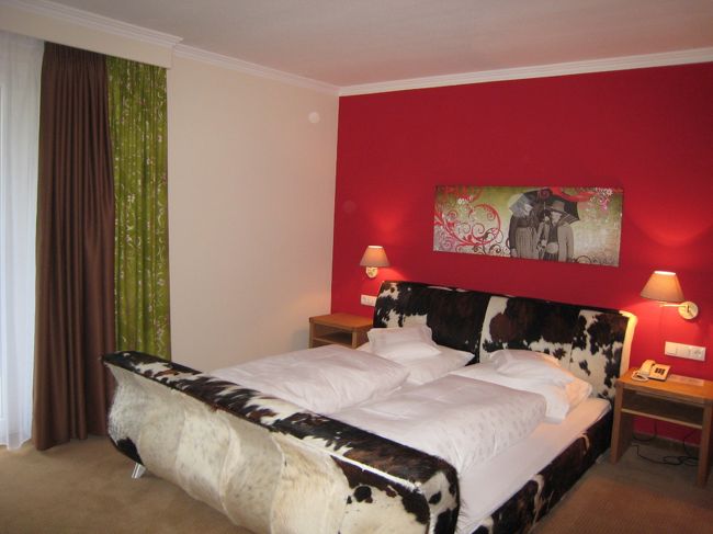 5日目の宿はハイリゲンブルートでは最高級のホテル・グロックナーホフ。１泊２人で\31.000ほどと高めだな！と思いましたが、このロケーション、部屋の広さと設備、それに豪華な朝食とフルコースの夕食がついているのです。高くはない！と、大満足の２日間でした。