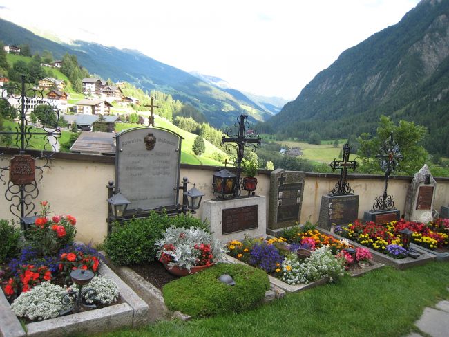 この町のシンボル、ヴィンツェンツ教会付属の墓地。どのお墓も美しい花で飾られ、趣向を凝らした個性豊かなお墓ばかり。