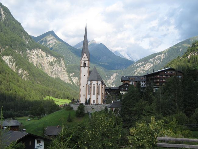 緑の谷間の夢のような村。晴れた日には教会の後方にグロースグロックナーの雄姿が見えるのです。あぁ、残念！８月は天気が不安定で雨の日も多いらしい。来るなら７月中旬がお勧めだとのこと！右端に見えるのがホテル・グロックナーホフ。