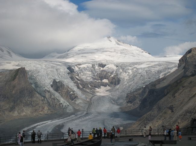 フランツヨーゼフス・ヘーエの展望台。パステルツェ氷河の先に見える山は3460ｍのヨハニスバーグ山。大迫力にしばし感動！これからガムスグールベの登山道を歩きます。