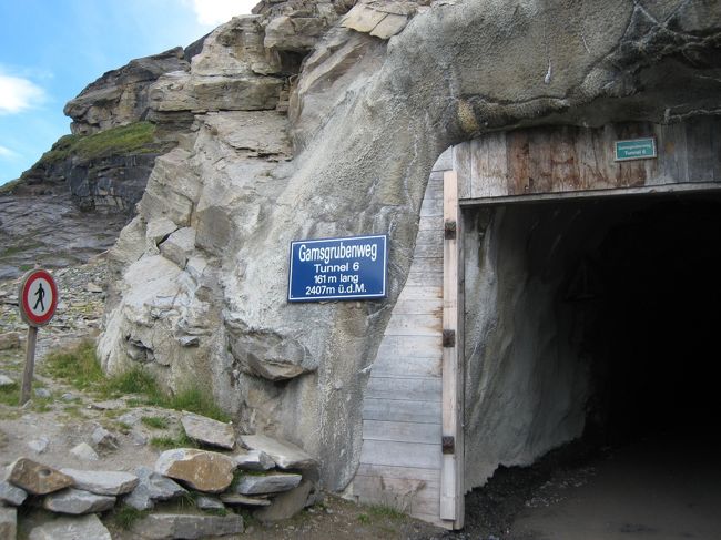 トンネルは７カ所。抜ける度、険しい山と氷河が徐々に近づてきます。聞こえるのは風の音とマーモットのキュッキュ、、という鳴き声だけ。雲の流れが速く3000ｍ級の山々が隠れたり、現れたり、、でも一番高いグロ-スグロックナーの頂きだけは一度も顔を出してはくれませんでした。