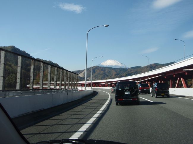 高速走行中に富士山が見えてきました。