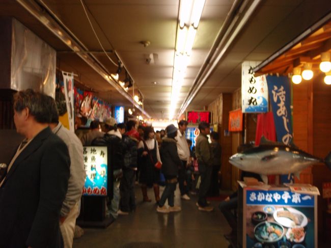 こんな感じの路地に、食べ物屋やお土産屋が乱立しています。