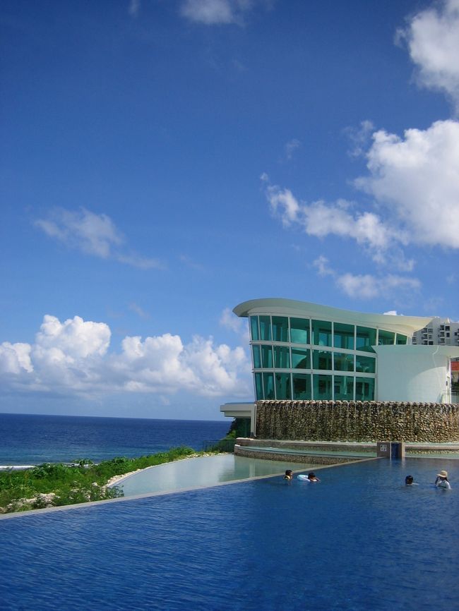 こちらは「infinity pool」<br /><br />まるで海とつながってどこまでも続いているかのように<br />錯覚してしまうプール・・<br /><br />このプールが好きで時間があれば<br /><br />夜でも昼でも泳ぎに来ました<br /><br />夜のプールが、また良い雰囲気を醸し出すのです