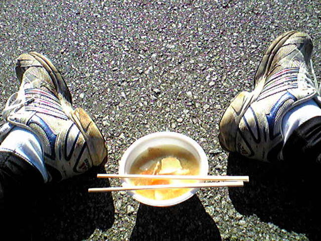 走り終えた後、なんといっても嬉しいのは、地元のボランティアの方たちのおにぎりであったり、昨日の場合は、「とん汁」でした。二杯もいただき、ご馳走様でした♪