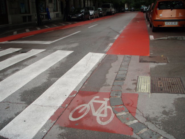 自転車へレッドカーペット。<br />素材が道路っぽくなかった。