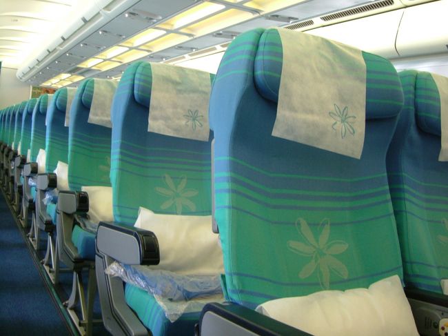 エアタヒチヌイ機内<br /><br />座席は2-4-2<br />ブルーの内装に一気にリゾート気分が高まります