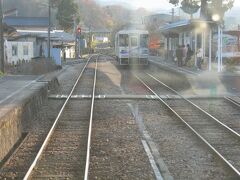 　岩村駅到着です。
　ここで、反対列車と交換です。