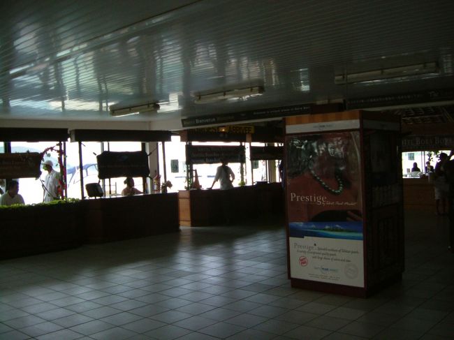 ボラボラ島に到着。<br />パペーテからボラボラ島へ向かう機内は左側、復路は右側へ座ると美しいボラボラ島を眼下に眺めることができます。<br /><br />写真は各ホテルの受付カウンター。<br />パッケージツアーの場合でもボラボラ島の空港には旅行会社のスタッフはおらず、ホテルのスタッフと合流します。