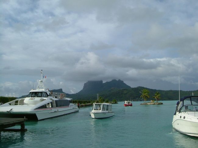 カウンターの裏手には各ホテルへの送迎ボート乗り場。<br /><br />私たちの宿泊はインターコンチネンタル・タラソ・スパです。ボラボラ島にインターコンチネンタルは２つあり、タラソは最近オープンしたホテルです。ボートは先にタラソへ向かい、その後もう一方のホテル（ル・モアナ）へ向かいます。