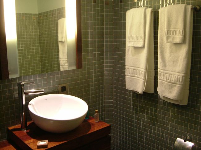 部屋はせまいのですが、簡単なソファーとスーツケースを広げるスペース、シャワーブースとトイレがついているので長時間のフライトにお疲れでも、ほっと一息できます。<br /><br />もちろん個室、鍵もかけられるのでシャワーを浴びて着替えたら荷物をおいてホテル内の散歩へでかけます。