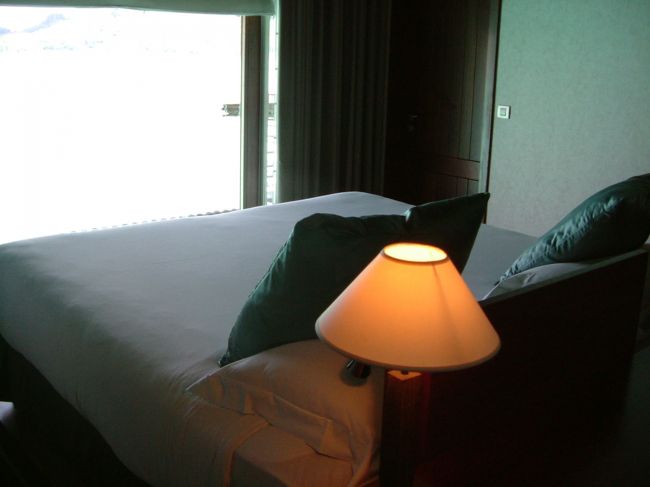 リビングから続くベッドルーム<br />タラソは全室がスイートタイプの水上コテージです