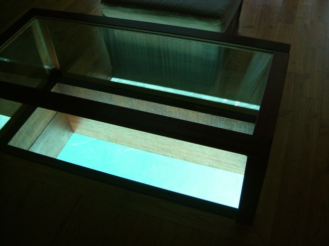 リビングスペースの憧れのガラステーブル<br /><br />残念ながらコテージの下にあまり魚はいませんでした。<br />夜になると若干、魚が増えてきてお決まりの餌付けタイム