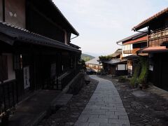 桝形を過ぎると、潜戸に清水屋と墨書きされた建物が見えて来た。馬籠宿の本陣島崎家と親交のあった原家の建物だ。本陣島崎家は、かの島崎藤村の実家であり、清水屋は、小説『嵐』に登場する森さんの範となった原一平の家である。原家は、代々馬籠宿の『村役』を勤めたそうだ。江戸時代の建物ではないが、それでも100年近く経っているようだ。清水屋の前から振り返って観る馬籠宿の町並みは、風情があった。