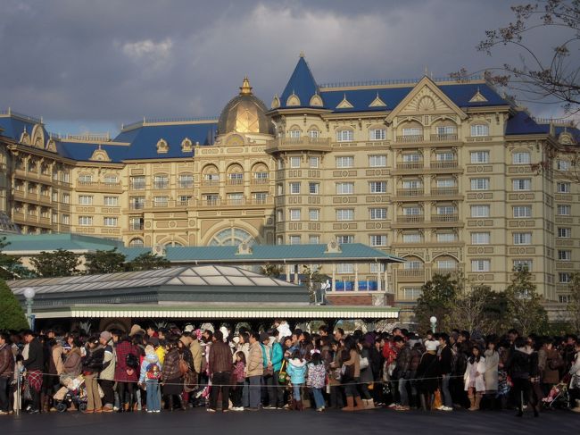 入場する人の列。<br />開園時間30分後くらい。<br />ゲートが開いてはいるのに、行列になっています。<br />中に入るのにけっこう時間かかりました。<br />後ろにみえてるのがディズニーランドホテルです。