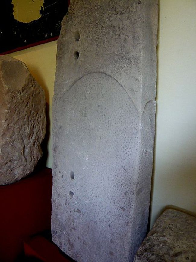 ←◆『タルシーン神殿にて♪』<br /><br />神殿入口の建物内も展示があり<br /><br />こうした石が飾られていました