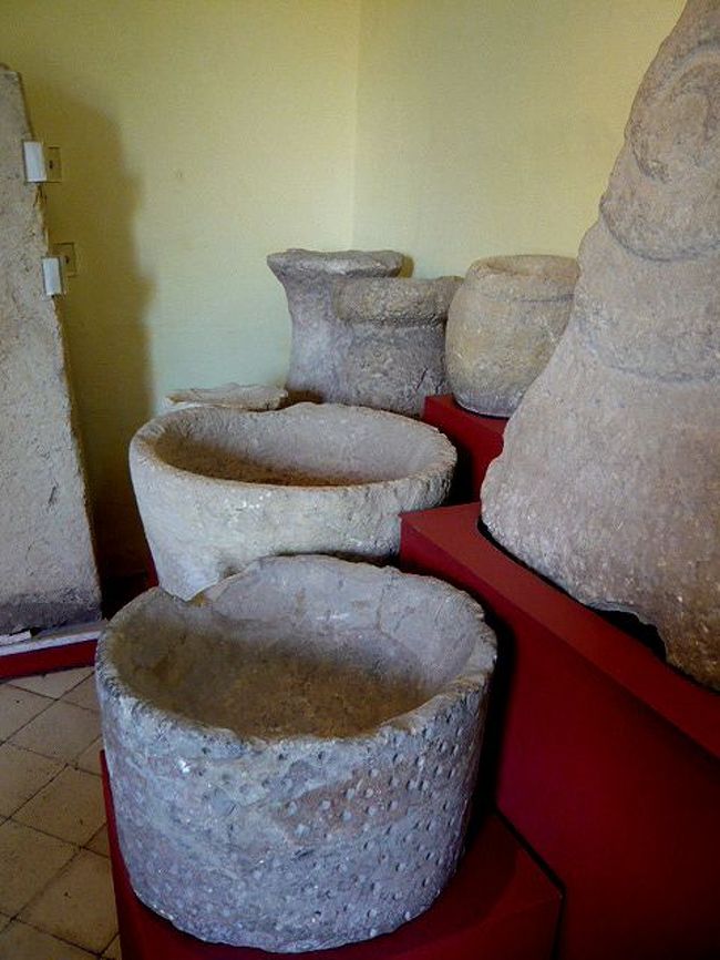 ←◆『タルシーン神殿にて♪』<br /><br />石臼風のにも点描が打たれてます