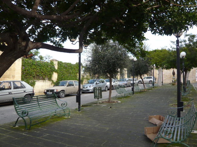 ←◆『隣の教会へ・・♪』<br /><br />タルシーンの隣は墓地みたいで