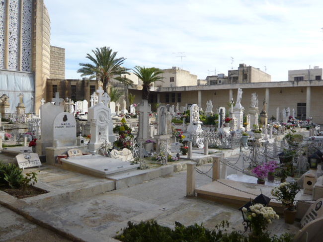 ←◆『神殿横の教会♪』<br /><br />人は・・いませんでした