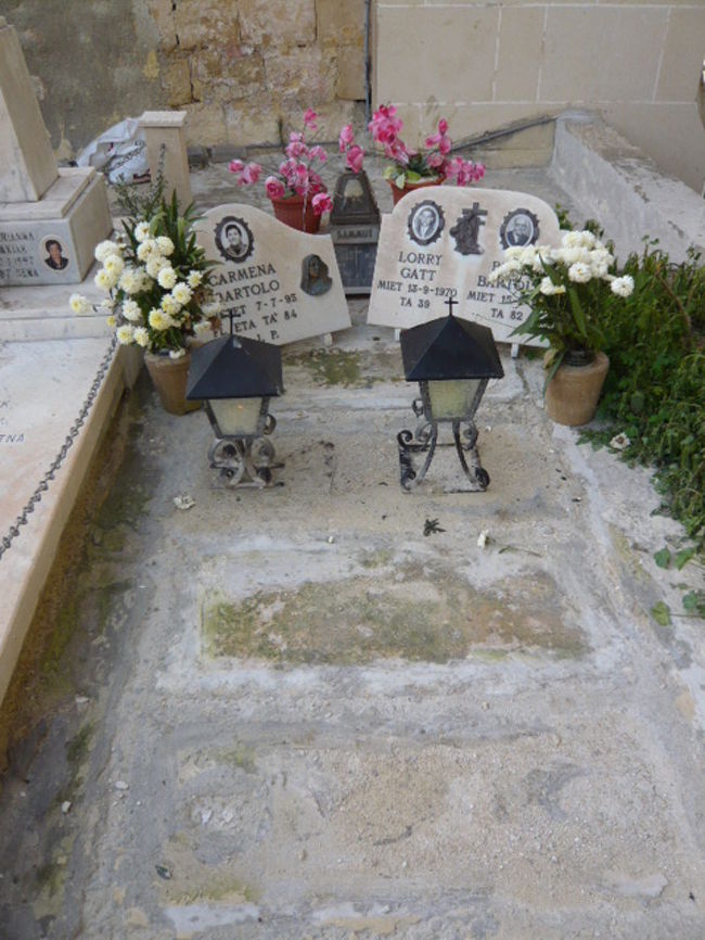 ←◆『神殿横の教会♪』<br /><br />墓標に生前の写真があった