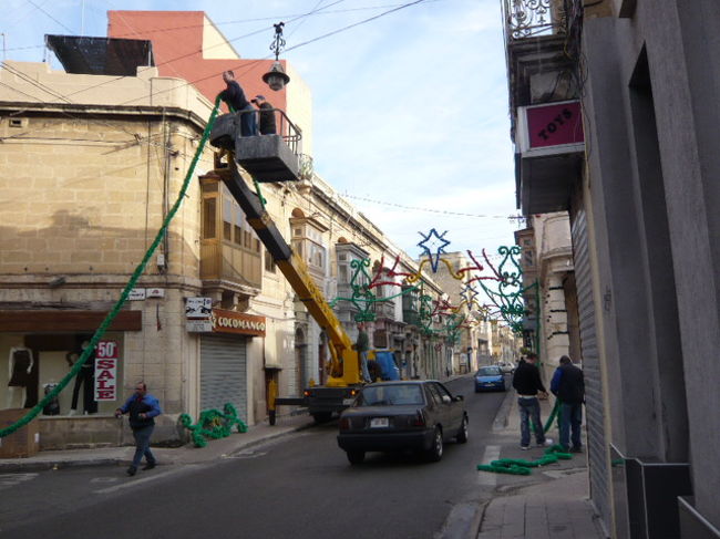 ←◆『パウラの街並み♪』<br /><br />さっきの通りを戻りましたが<br /><br />飾りつけを外す作業中でした