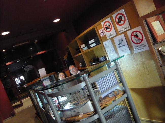 ←◆『ハイポジウムの入口♪』<br /><br />待ってる間に職員と仲良くなって<br />機内で撮った富士山のデジカメを<br />見せたりコミュニケーションした