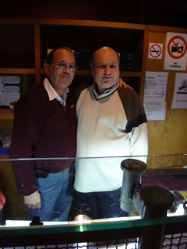 ←◆『ハイポジウムの係員♪』<br /><br />右の説明の人は左手が不自由だった