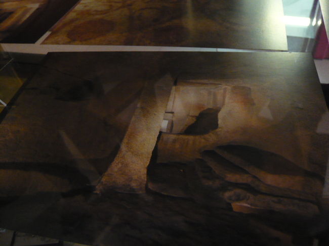 ←◆『ハイポジウムの写真♪』<br /><br />今日本語解説があるそうですが<br />当時は日本語は無かったですが<br /><br />他の巨石の神殿群と同じ時期に<br />地下神殿として造られた遺跡で<br />