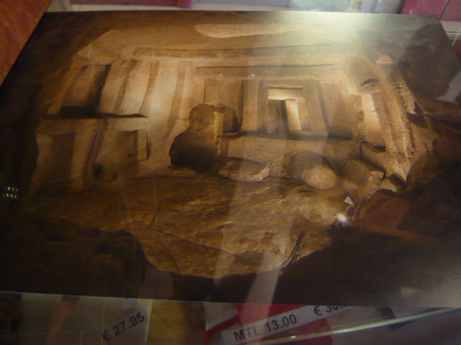 ←◆『ハイポジウムの写真♪』<br /><br />最初にビデオで説明を受けてから<br />ハイポジウムの地表レベルを見学<br />続いて回廊を通り下層へ降ります<br />地上遺跡を縦に組んだ感じでした