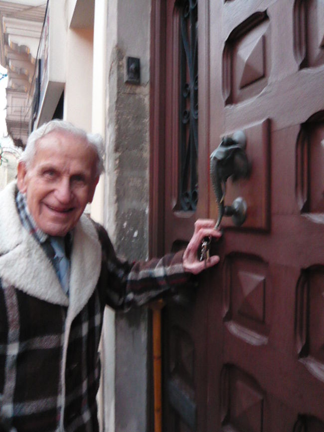 ←◆『パウラの街にて♪』<br /><br />扉を撮ってたら家人が現れた<br /><br />おじいさんの素敵な微笑です