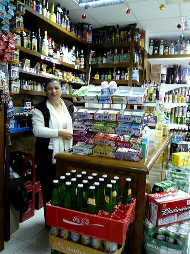 ←◆『夜のサンジュリアンへ♪』<br /><br />この店に隠れてしばらく様子を見て<br /><br />まんまとヤツの車をヤリ過してから<br /><br />申し訳ないのでビールを買いました