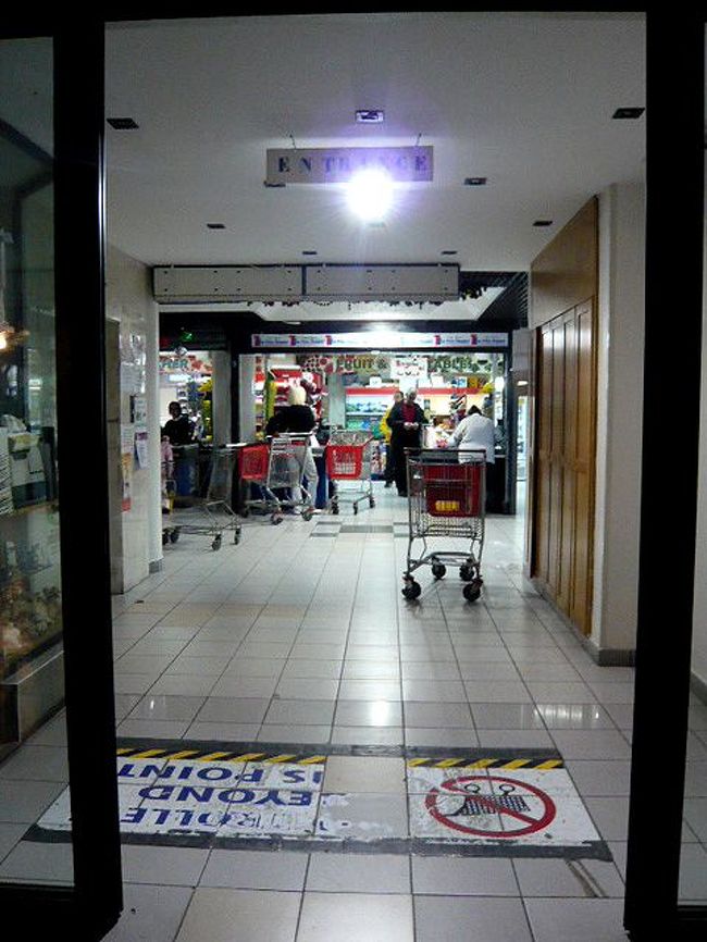 ←◆『夜のサンジュリアンへ♪』<br /><br />ホテル近くにスーパーがあったので<br /><br />そこまで戻って夕食を調達しました