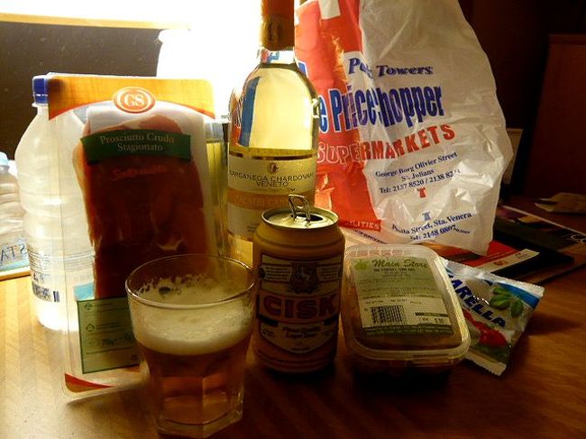 ←◆『部屋で食べた夕食♪』<br /><br />ビールのほかにも白ワインに<br />生ハムにモッツァレラチーズ<br />オリーブとタコ等のマリネに<br />美味しく頂いてすぐ寝ました<br />